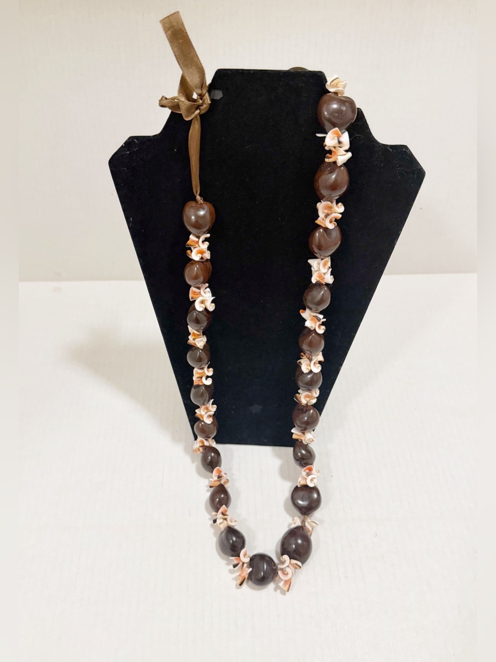 STYLISH BLACK KUKUI NUT AND NATURAL
SHELL NECKLACE